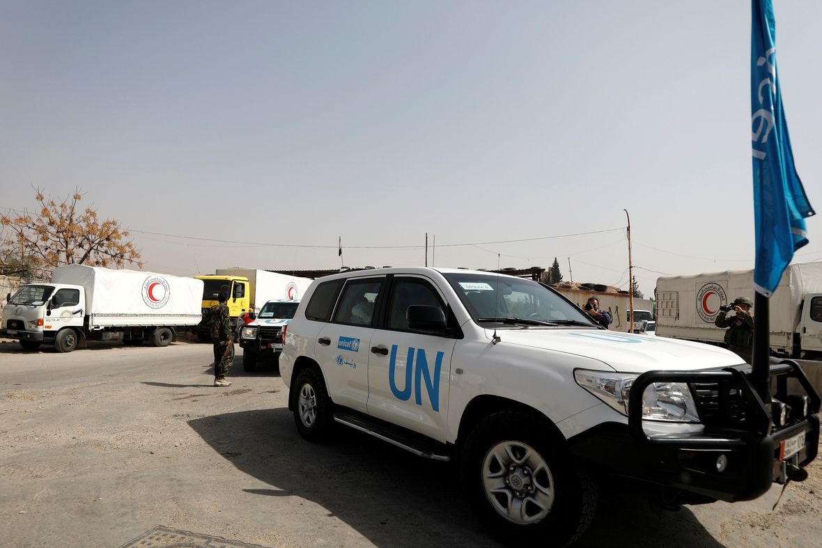 Kolona vozidel OSN míří do Dúmy.