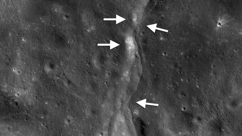 Jedna z vrás způsobená změnou povrchu Měsíce. Vědci předpokládají, že se Měsíc scrkává, protože se ochlazuje jeho jádro.