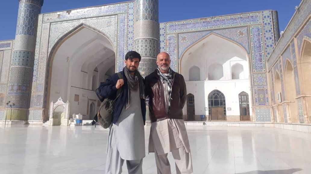 Hafizullah „Akbar“ Kohistani (vlevo) se svým klientem před mešitou. 
