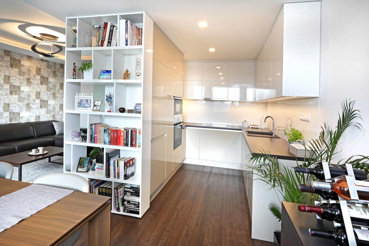 Požadavky klienta byly jasné, spojit obývací pokoj s kuchyní, a tím získat jeden velký společný prostor.