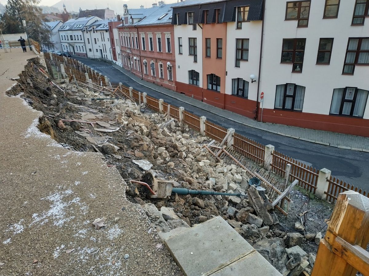 U zámecké Sýpky v Děčíně se zřítila opěrná zeď.