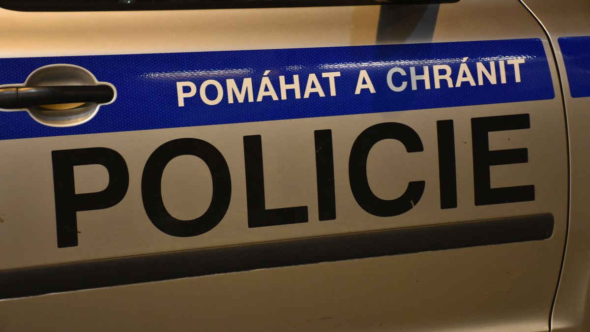 Opilý cizinec v Přerově ve snaze ujet naboural do auta policie