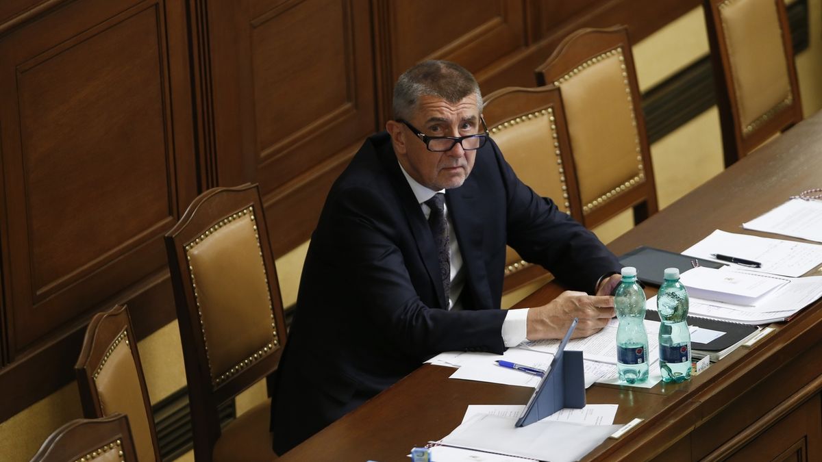 Premiér Andrej Babiš (ANO) osamocen ve sněmovních lavicích pro členy vlády