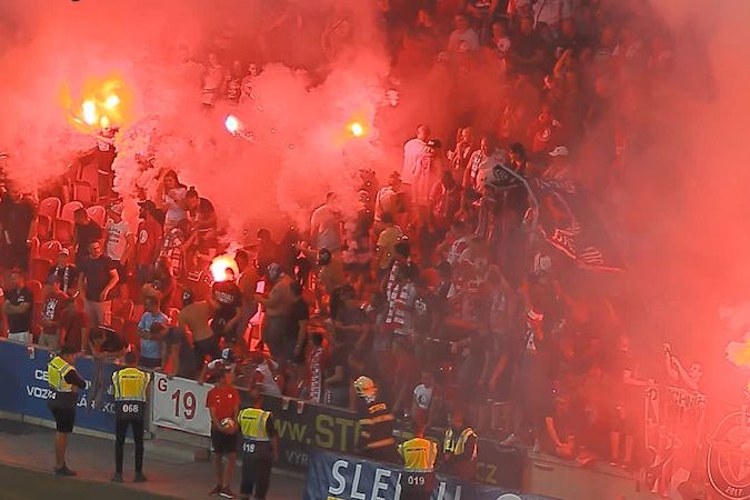 Fotbaloví chuligáni zapálili na zápasu pyrotechniku