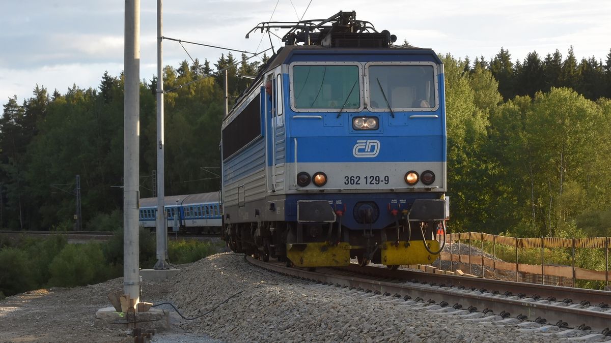 Vlak Českých drah projíždí mezi Mariánskými Lázněmi a Chodovou Planou.
