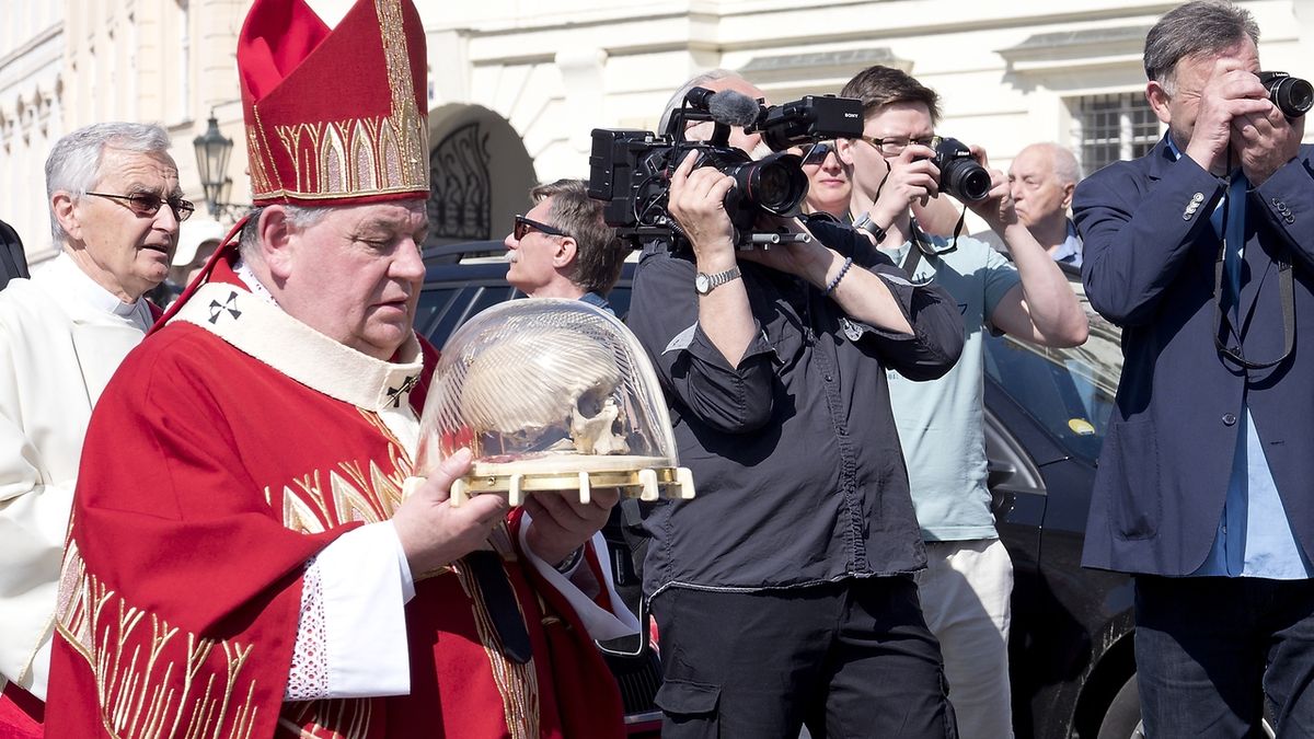 Procesí s ostatky kardinála Josefa Berana. Na snímku kardinál Dominik Duka s lebkou svatého Vojtěcha.