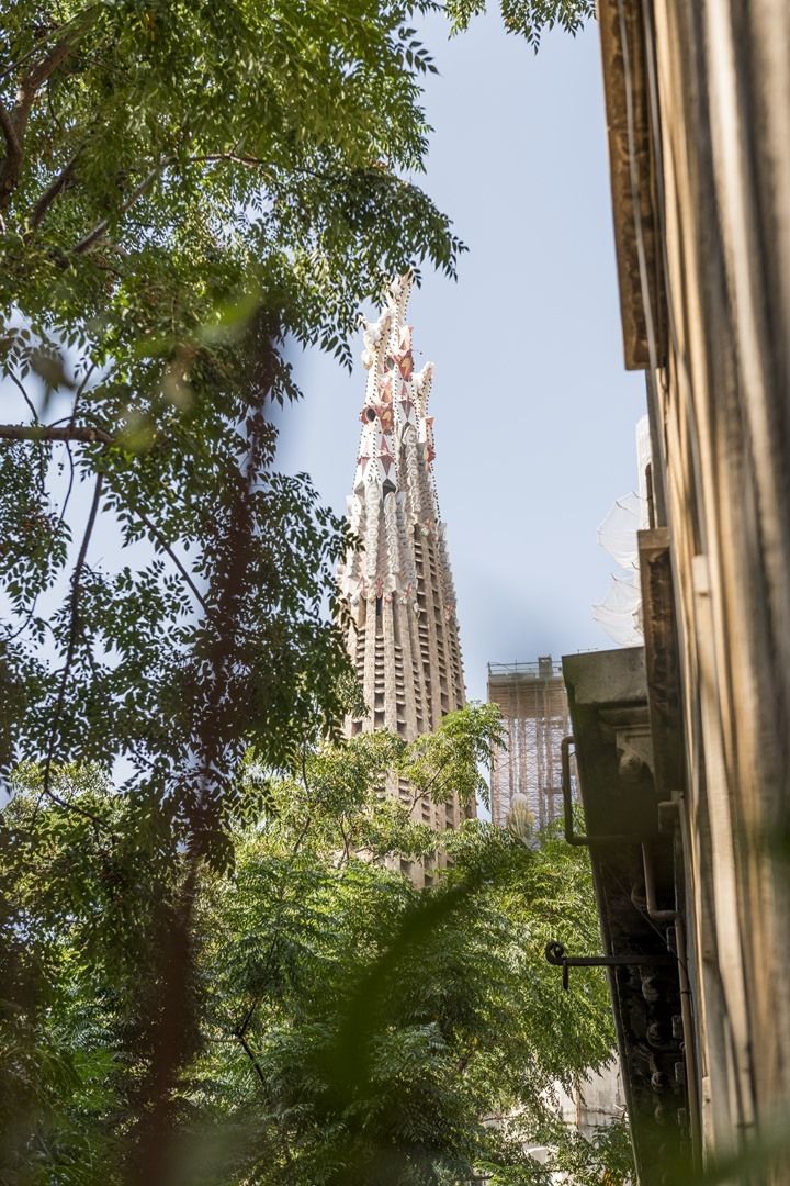 Přímo z bytu je výhled na slavnou katedrálu Sagrada Família slavného katalánského architekta Antoni Gaudího, která by měla být v blízkém čase dokončena, a to po více než sto letech.
