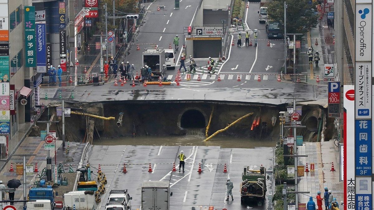 V listopadu 2016 se takto propadla silnice ve Fukuoce v Japonsku.