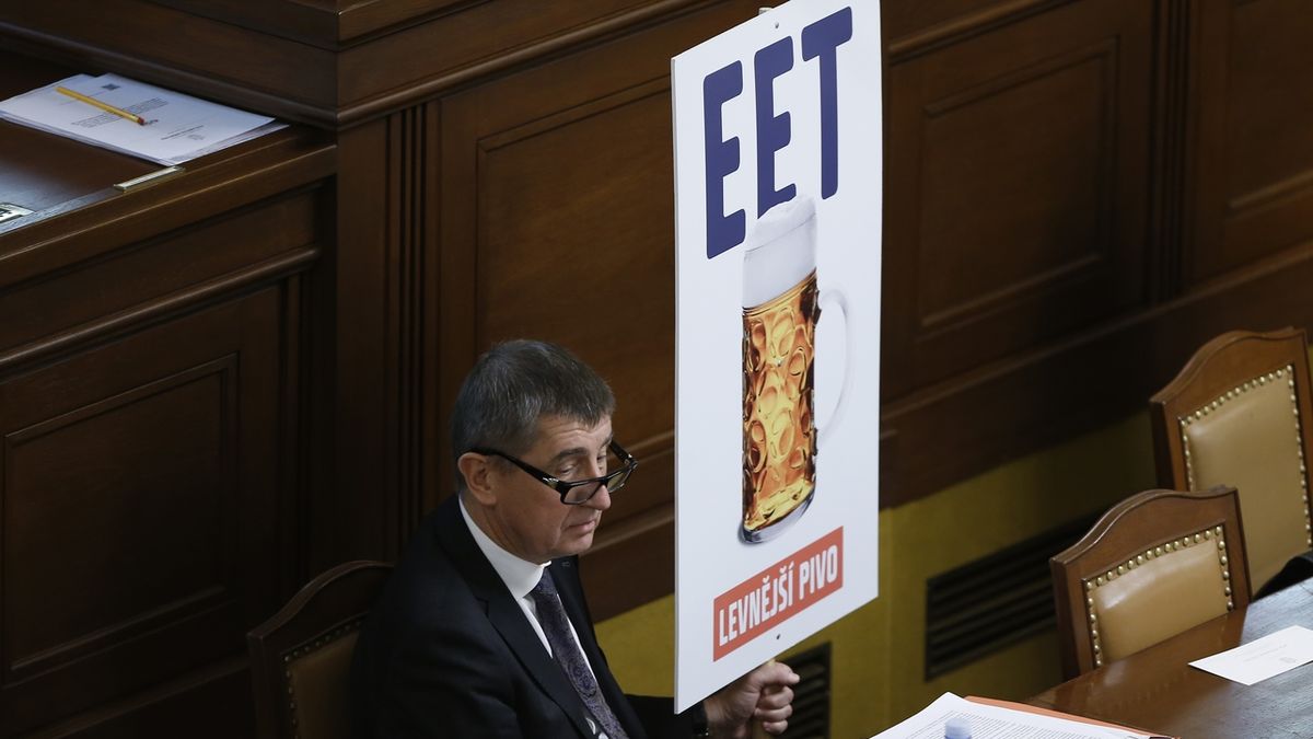 Jednání Poslanecké sněmovny 29. ledna 2016. Na snímku Andrej Babiš a transparent EET - levnější pivo