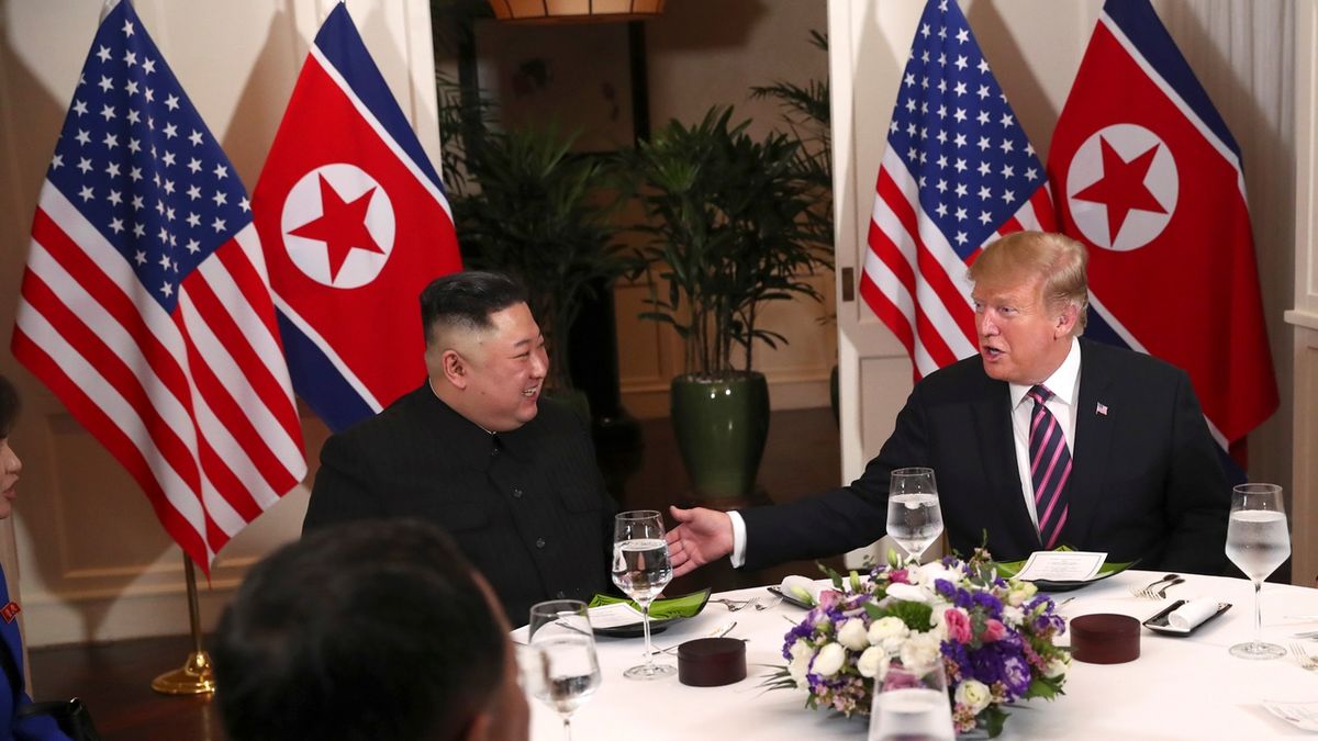 Pracovní večeře amerického prezidenta Donalda Trumpa a severokorejského vůdce Kim Čong-una v Hanoji. 