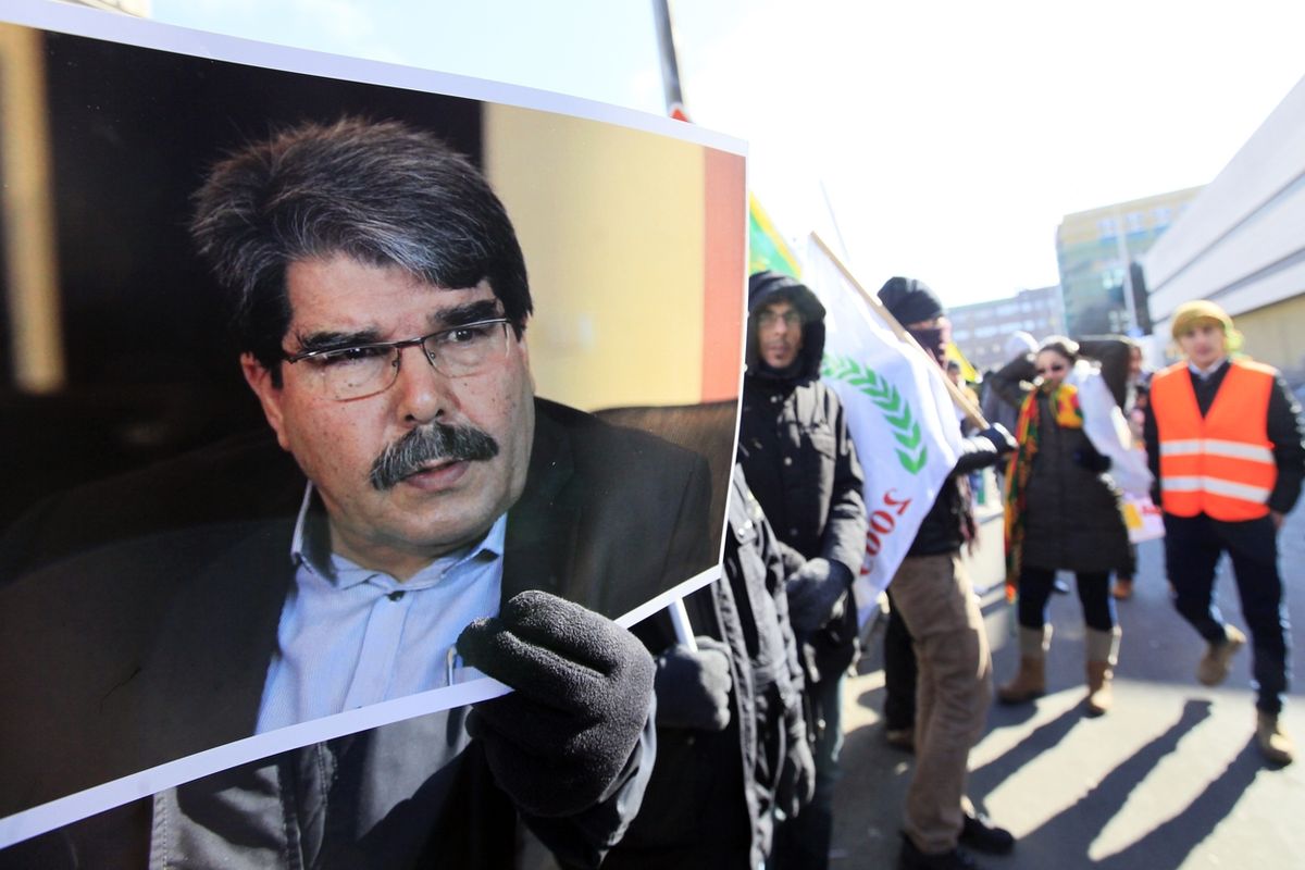 Zhruba dvě stovky podporovatelů zadrženého kurdského politika Sáliha Muslima přišli v pondělí k ministerstvu vnitra v Praze