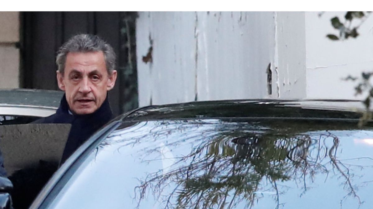 Bývalý francouzský prezident Nicolas Sarkozy nasedá do auta, kterým jede k výslechu 