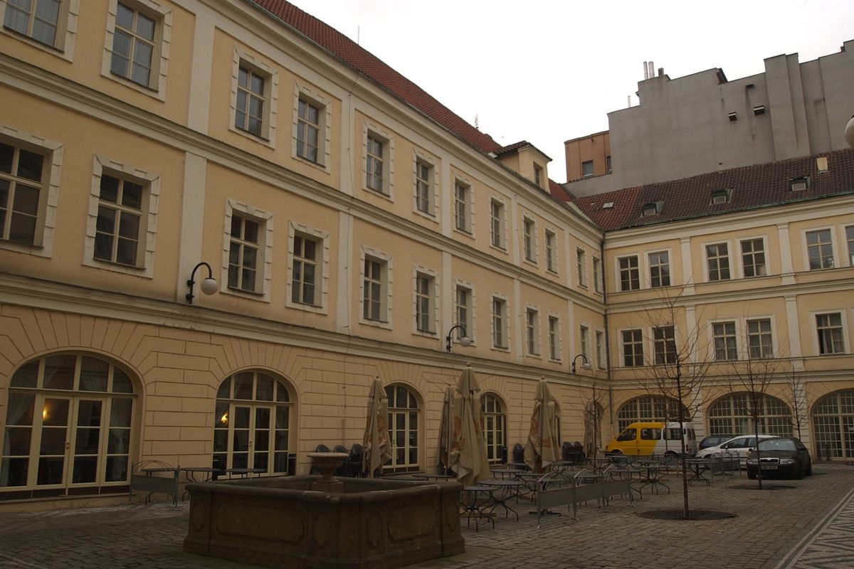 Právník Zdeněk Altner pomohl ČSSD vysoudit její sídlo - Lidový dům v Hybernské ulici v Praze. Teď jím strana bude ručit za půjčku, aby mohla Altnerovi zaplatit 337 miliónů.              