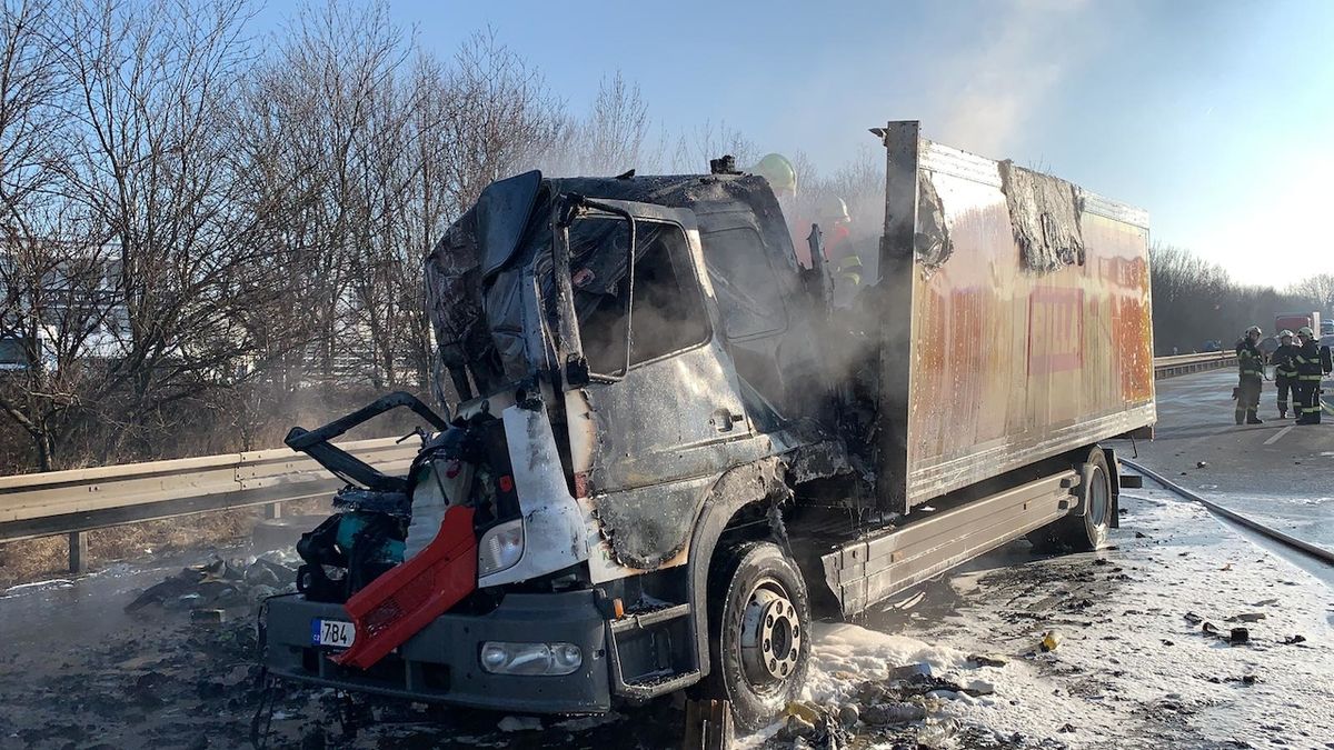 Shořelé nákladní auto