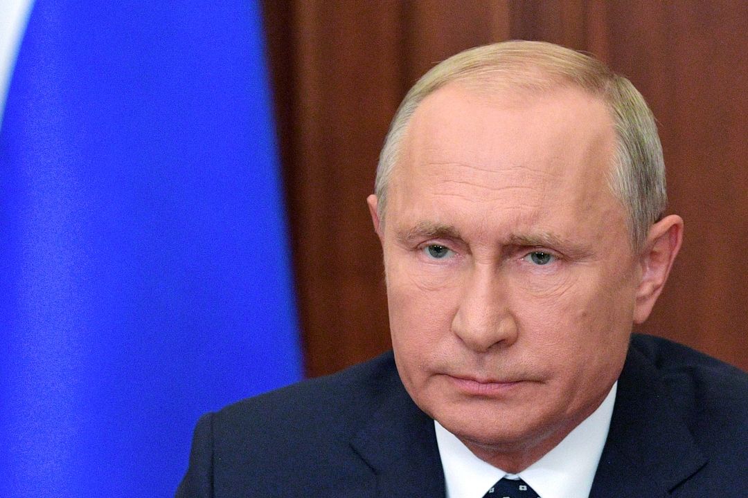Vladimir Putin oznamuje v televizi zmírnění důchodové reformy. 