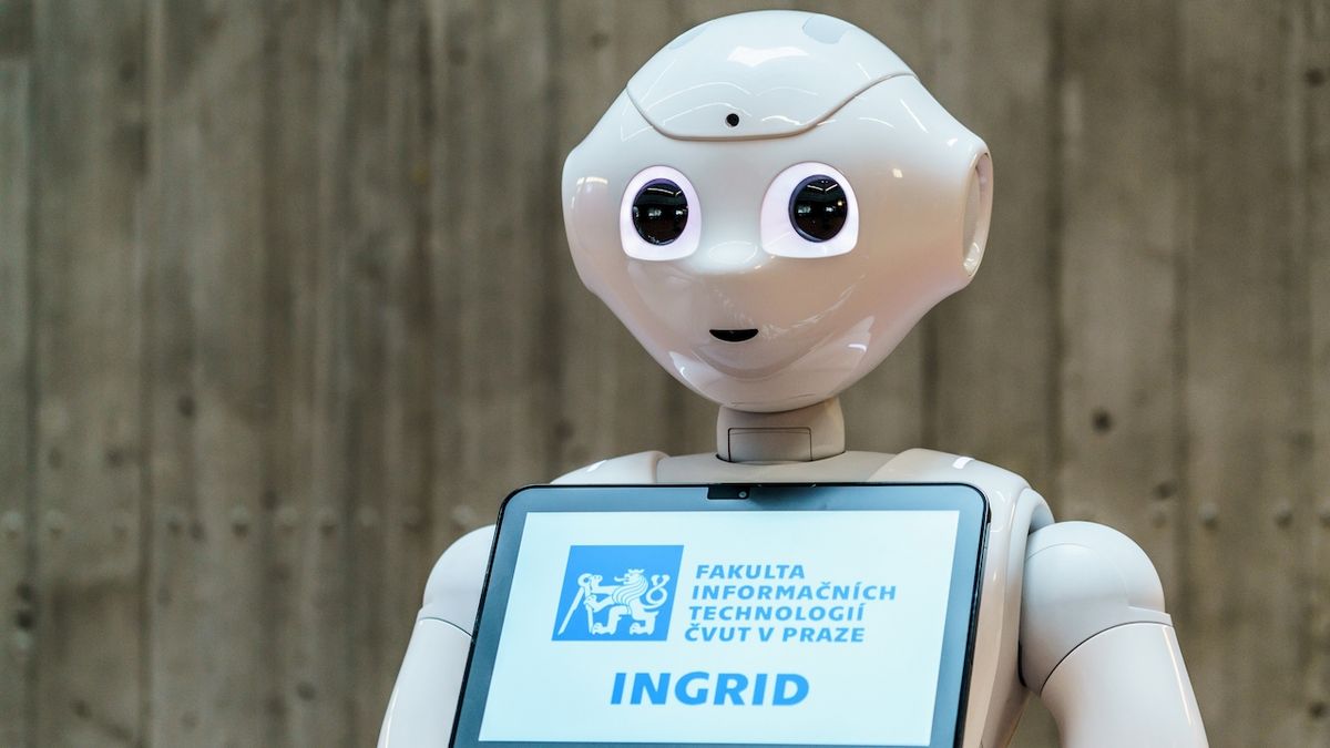 Humanoidní robot Pepper, který předá absolventům diplomy. Ilustrační foto