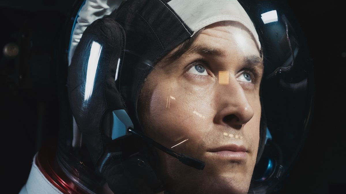 Ryan Gosling jako Neil Armstrong.