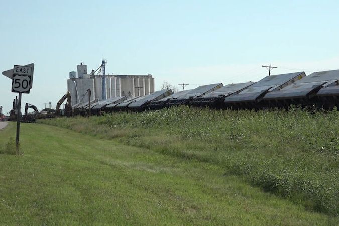 BEZ KOMENTÁŘE: Silný vítr v Kansasu povalil dva nákladní vlaky se 140 vagony