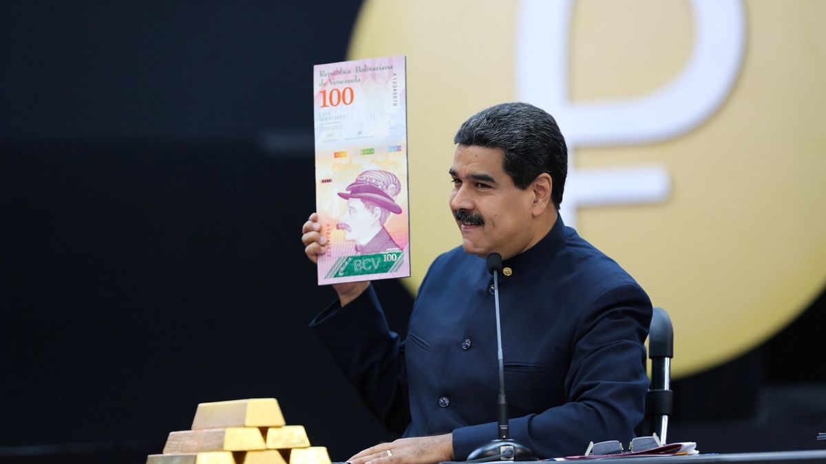 Venezuelský prezident Nicolas Maduro předvádí vzor nové stobolívarové bankovky