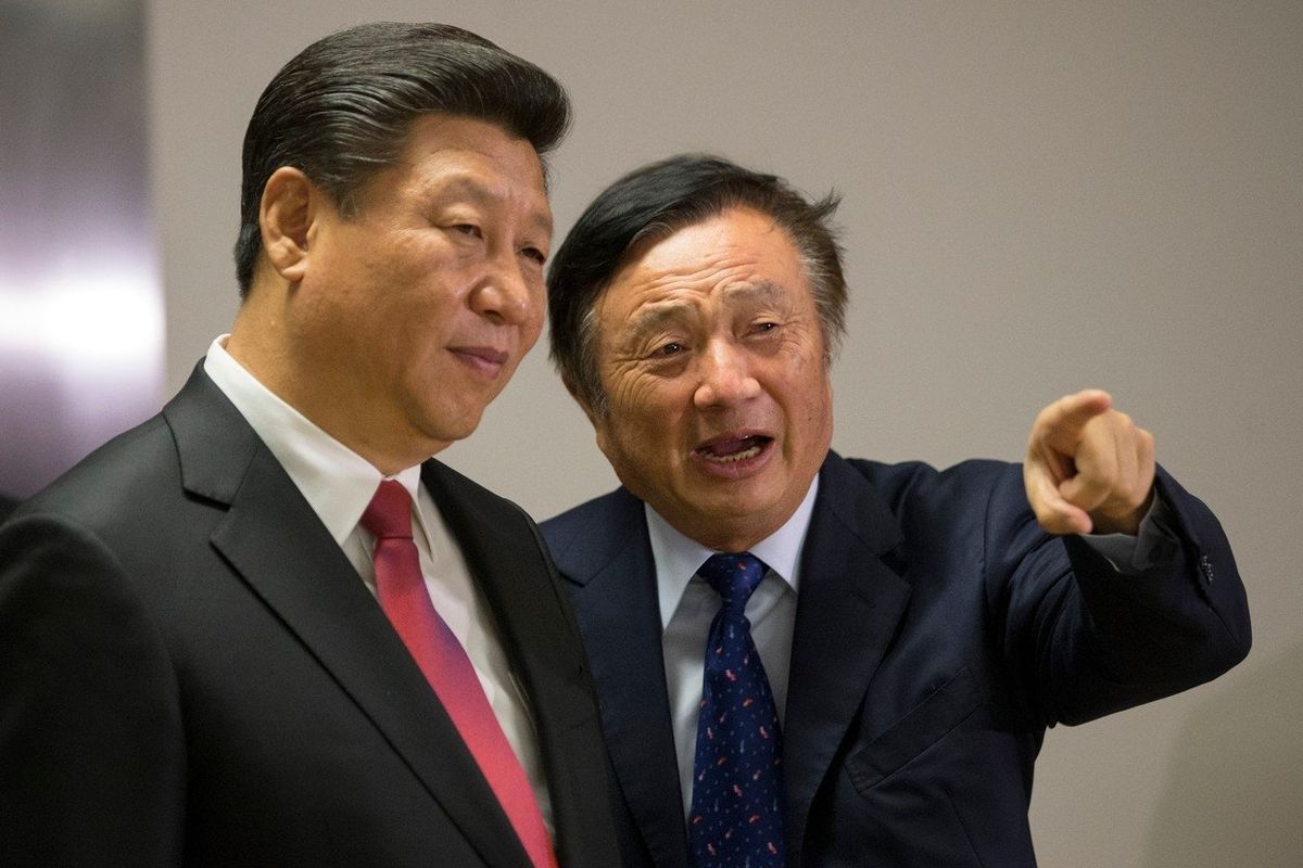 Zakladatel Huawei Žen Čeng-fej (vpravo) na snímku s čínským prezidentem Si Ťin-pchingem