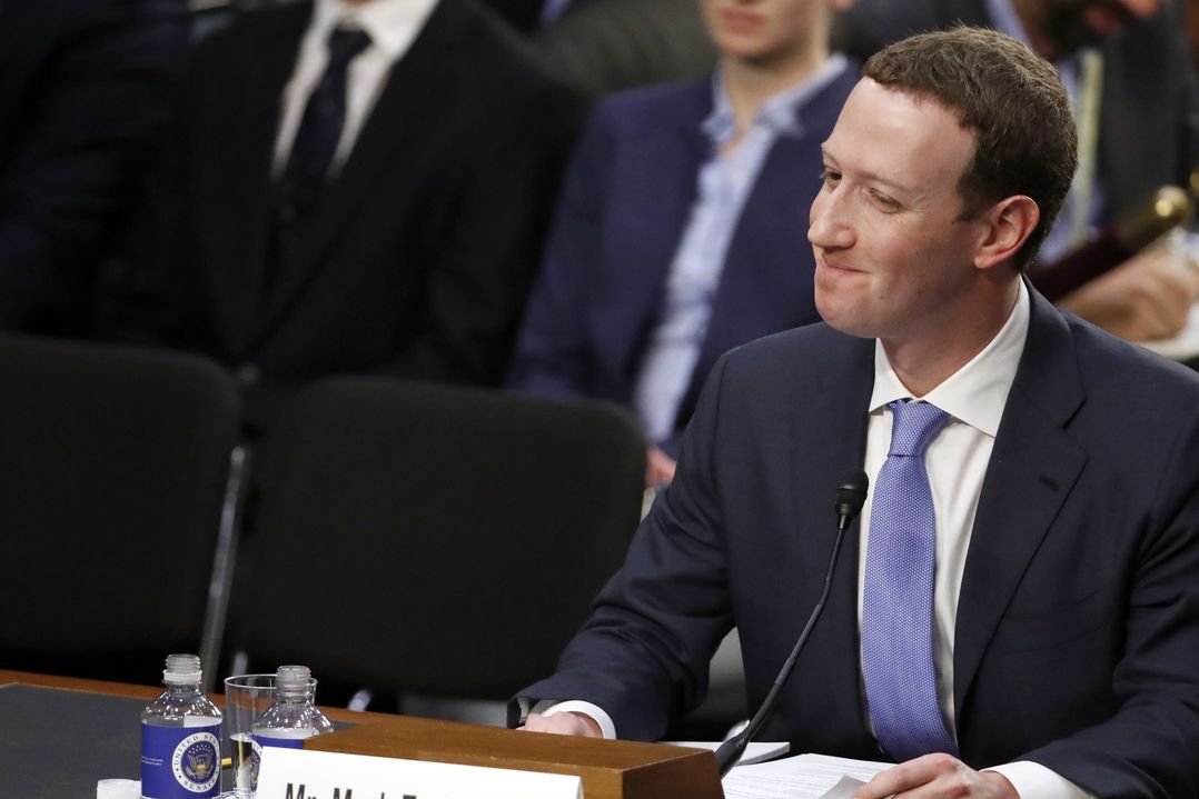 Šéf Facebooku Mark Zuckerberg při slyšení před americkými senátory