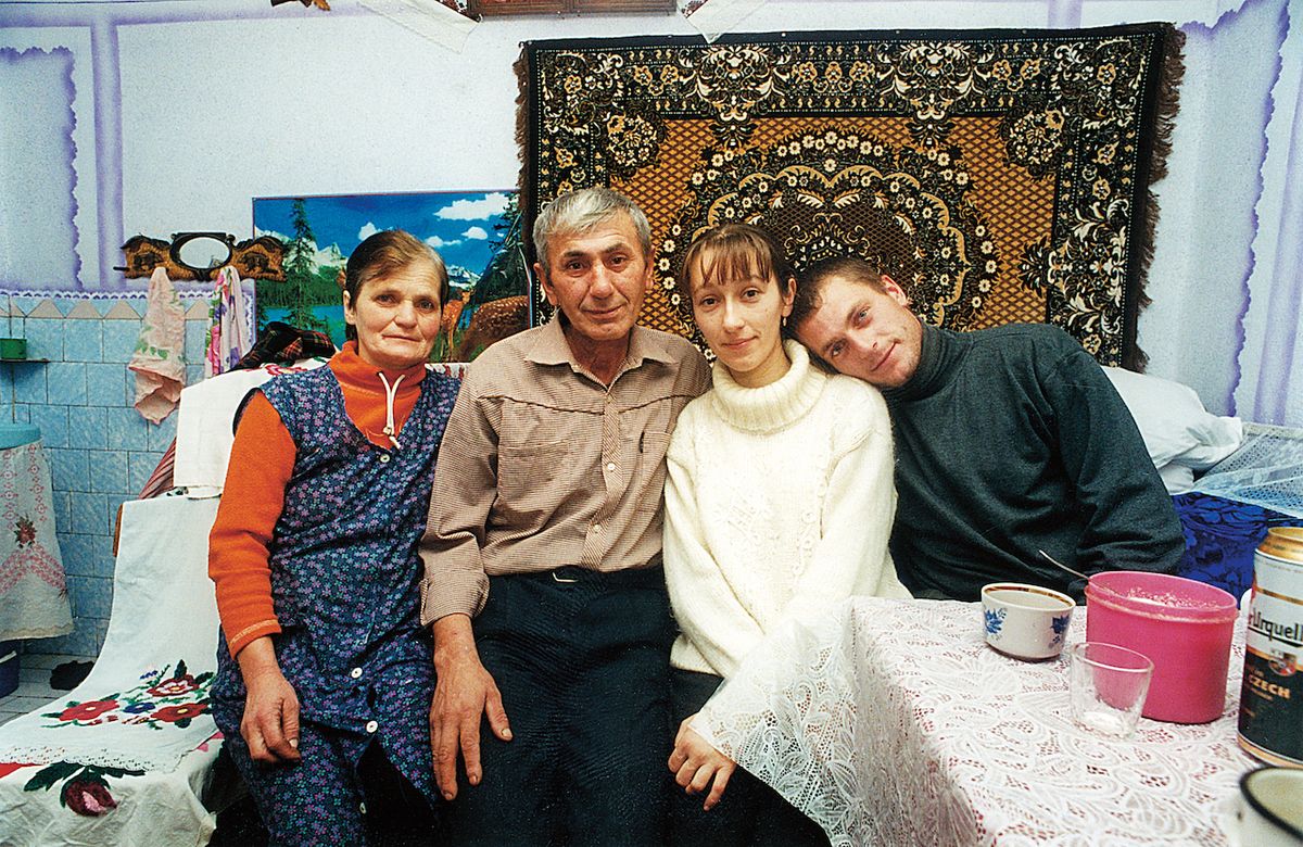 Takto zvěčnil Larisu a Ivana redakční fotograf Milan Malíček v Koločavě před šestnácti lety. Právě chystali svatbu. Na snímku s Ivanovými rodiči.