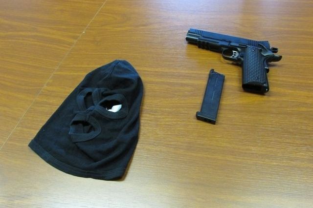 Mladík obviněný z přepadení pošty na Šumpersku vydal policii kuklu a pistoli
