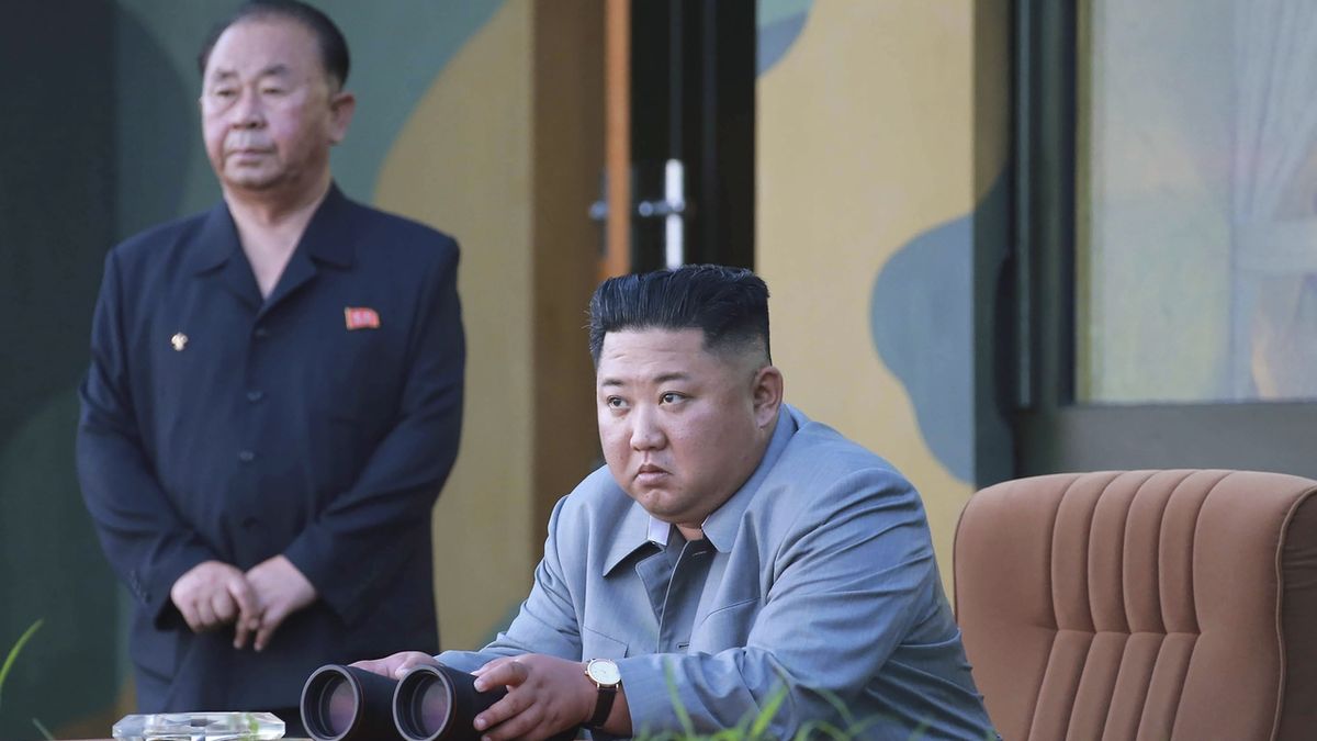 Severokorejský vůdce Kim Čong-un sleduje testy raket.