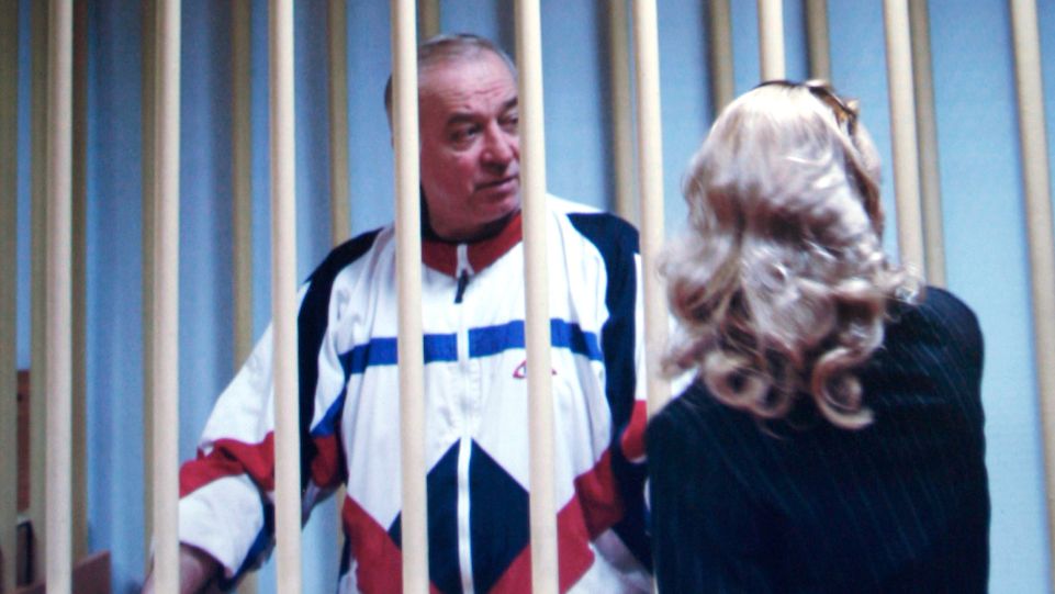 Sergej Skripal za mřížemi během soudního přelíčení v Moskvě v roce 2006. Tehdy byl odsouzen na 13 let za špionáž pro Velkou Británii.