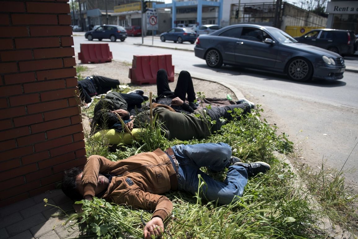 Migranti spí před policejní stanicí v Soluni