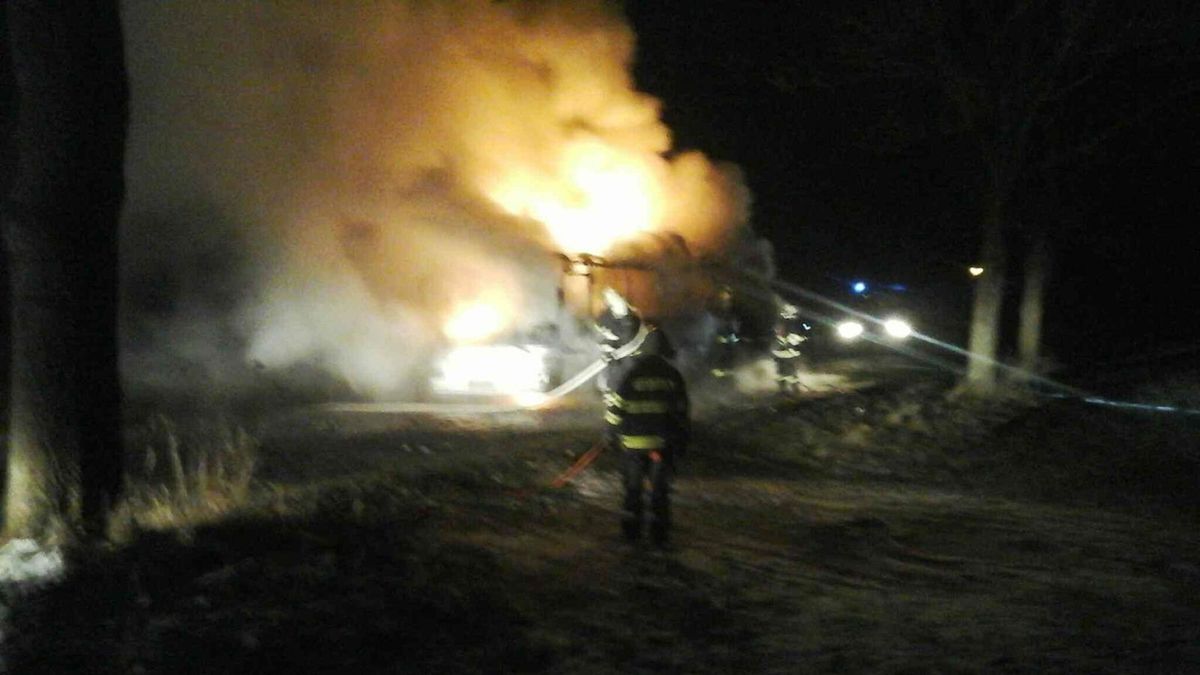 Na Šumpersku nad ránem hořel autobus na plyn.