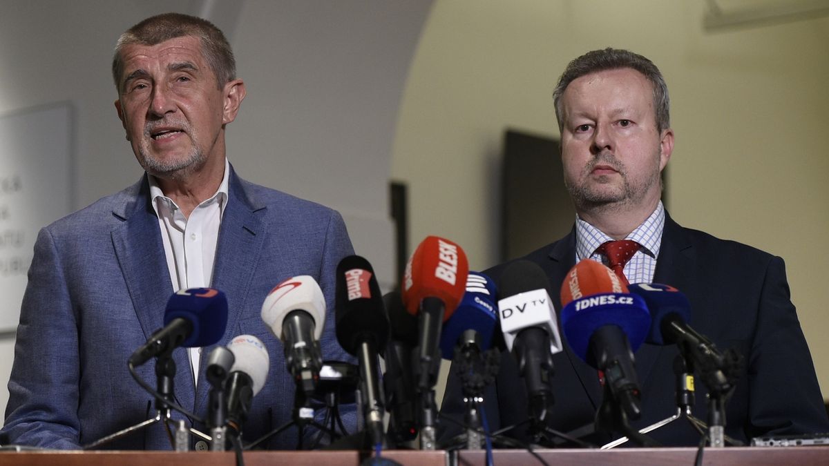 Premiér v demisi a předseda hnutí ANO Andrej Babiš (vlevo) a místopředseda ANO Richard Brabec oznamují důvody, proč se hnutí nedohodlo s ČSSD na vládě.