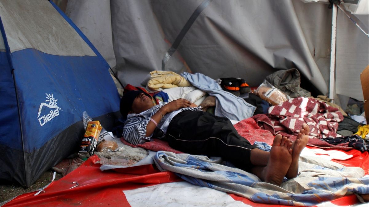 Uprchlíci z Venezuely táboří u autobusového nádraží v ekvádorském Quitu.