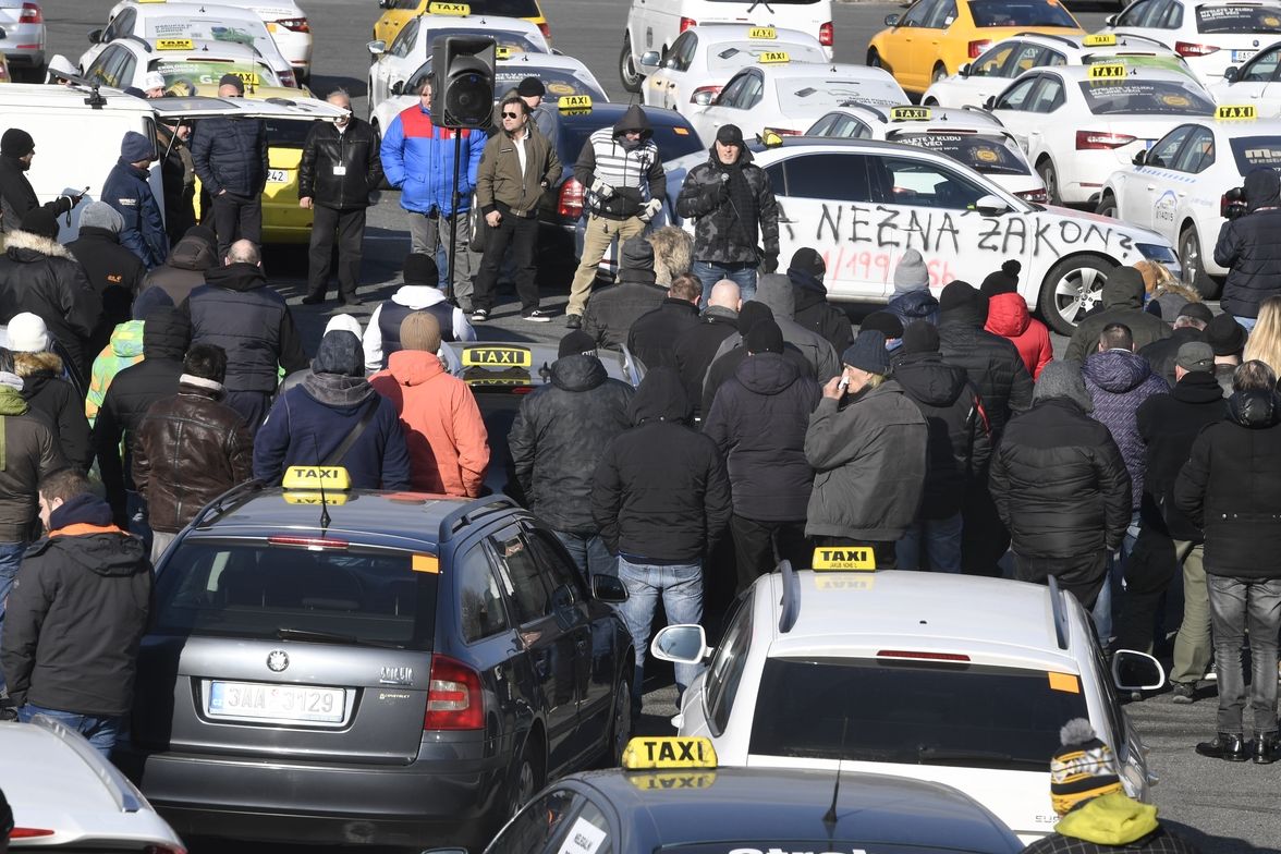 Taxikáři opět protestovali proti alternativním přepravním službám typu Uber.