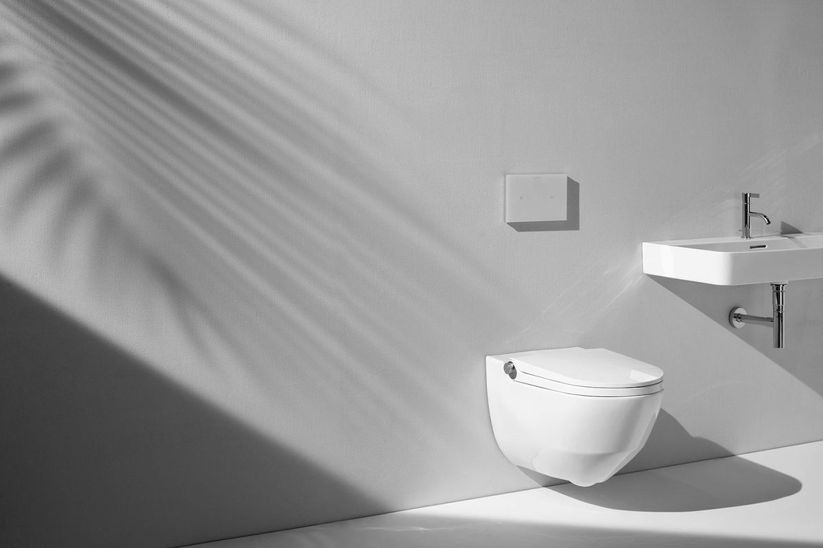 Nová toaleta Cleanet Riva s integrovanou bidetovou sprškou