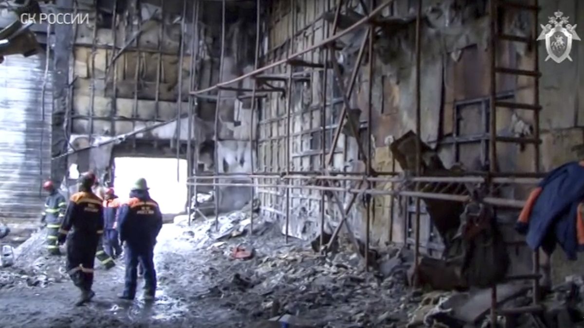 Vyšetřovatelé v interiéru vyhořelého obchdoního centra v Kemerovu 