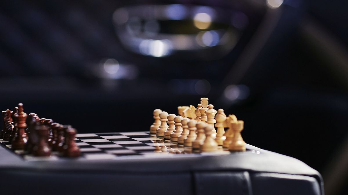 Nejzajímavější detail v Bentaygách Huntsman je šachovnice mezi zadními sedačkami.