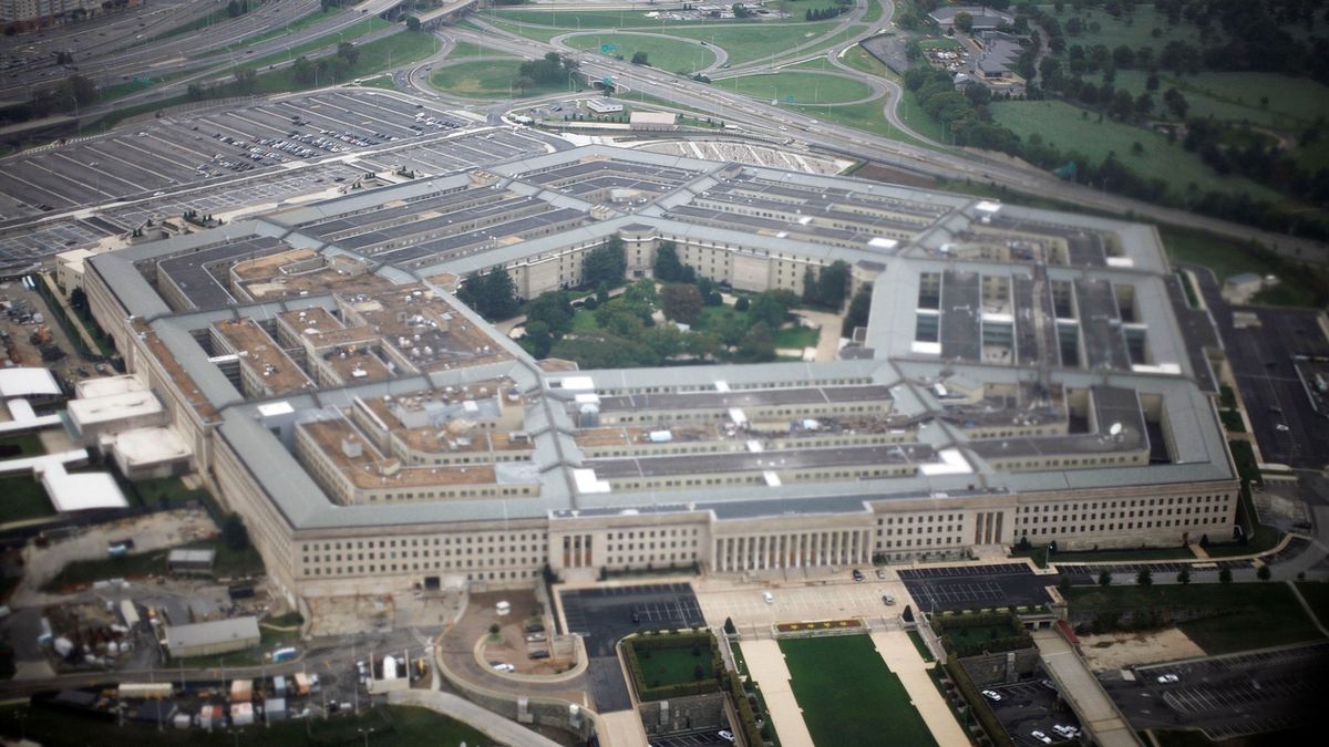 Pentagon zrušil obří zakázku, o kterou soupeřily Microsoft a Amazon