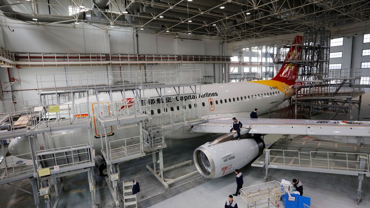 Airbus A319 pekingské společnosti Capital Airlines během údržby