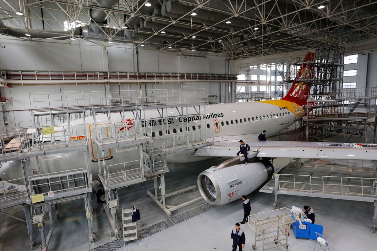 Airbus A319 pekingské společnosti Capital Airlines během údržby