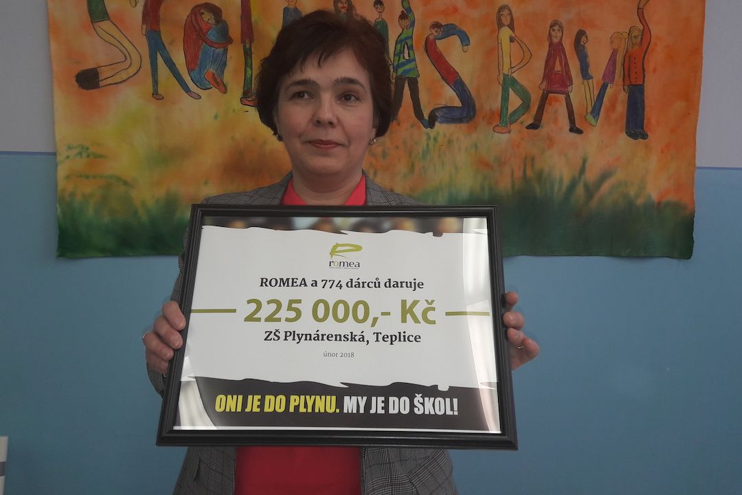Ředitelka teplické školy Marcela Prokůpková se symbolickým šekem na částku 225 tisíc korun