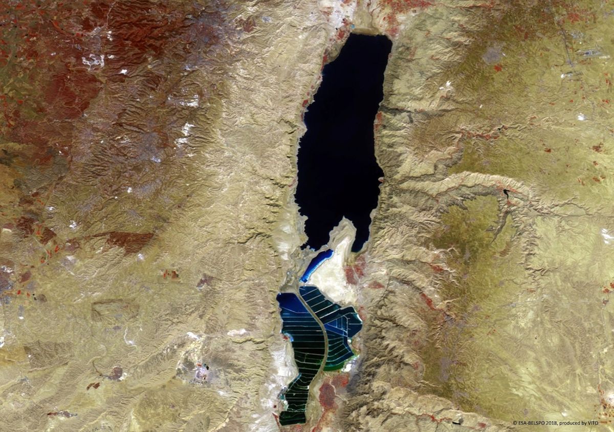 Satelitní snímek Mrtvého moře ze závěru roku 2018. I pohledy z vesmíru ukazují na úbytek vody.