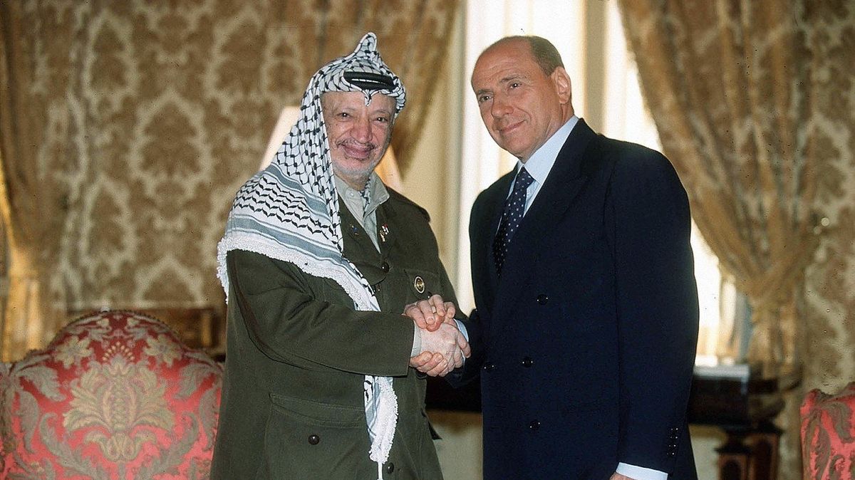 Palestinský vůdce Jásir Arafat a tehdejší italský premiér Silvio Berlusconi v srpnu 2001