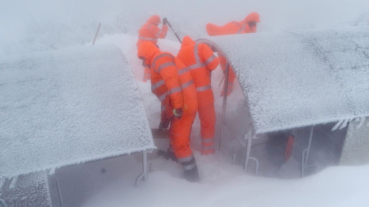 Pracovníci odklízejí sníh u železnice v Schierke v Sasku-Analtsku
