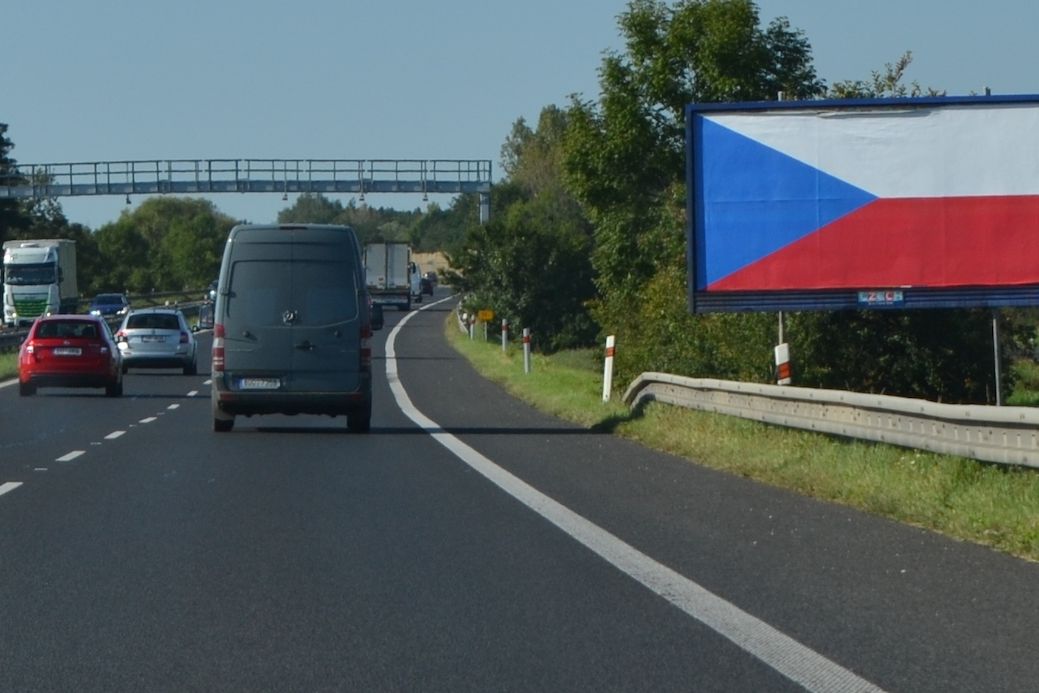 Billboardy kolem českých dálnic zaplnily české státní vlajky.