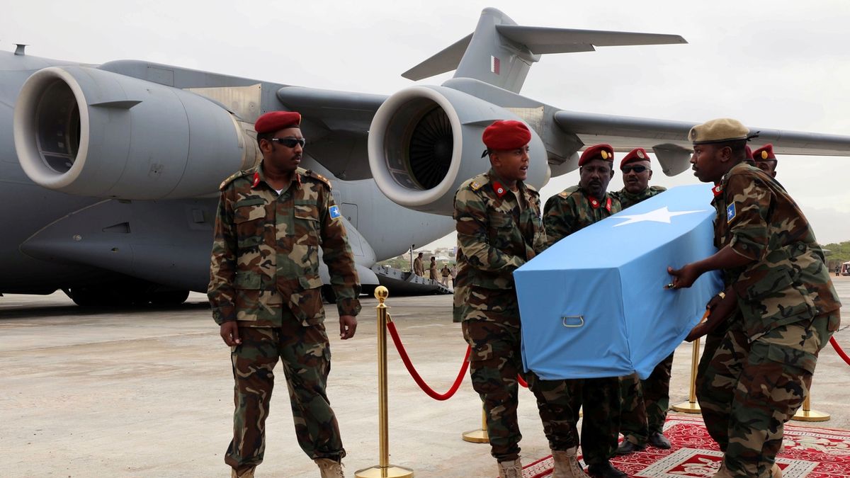 Rakev se zavražděným starostou Mogadiša byla přepravena z Kataru do Somálska 
