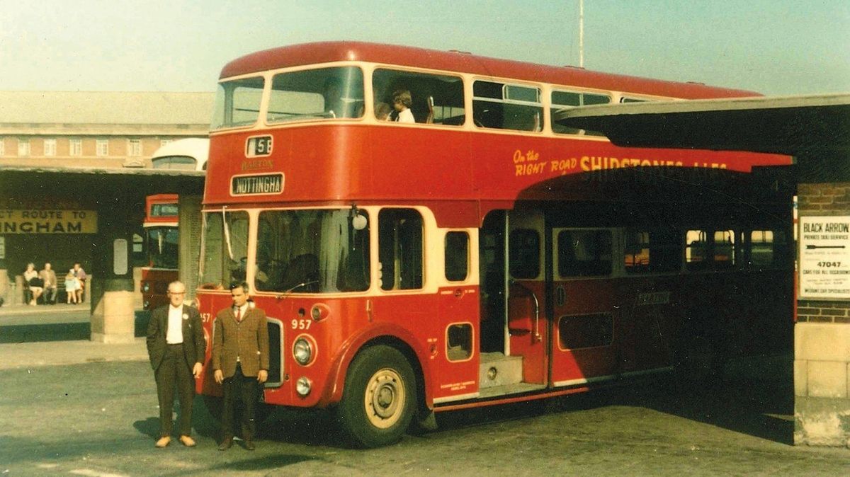 Avtar Lachar na autobusovém nádraží v Derby v roce 1975.