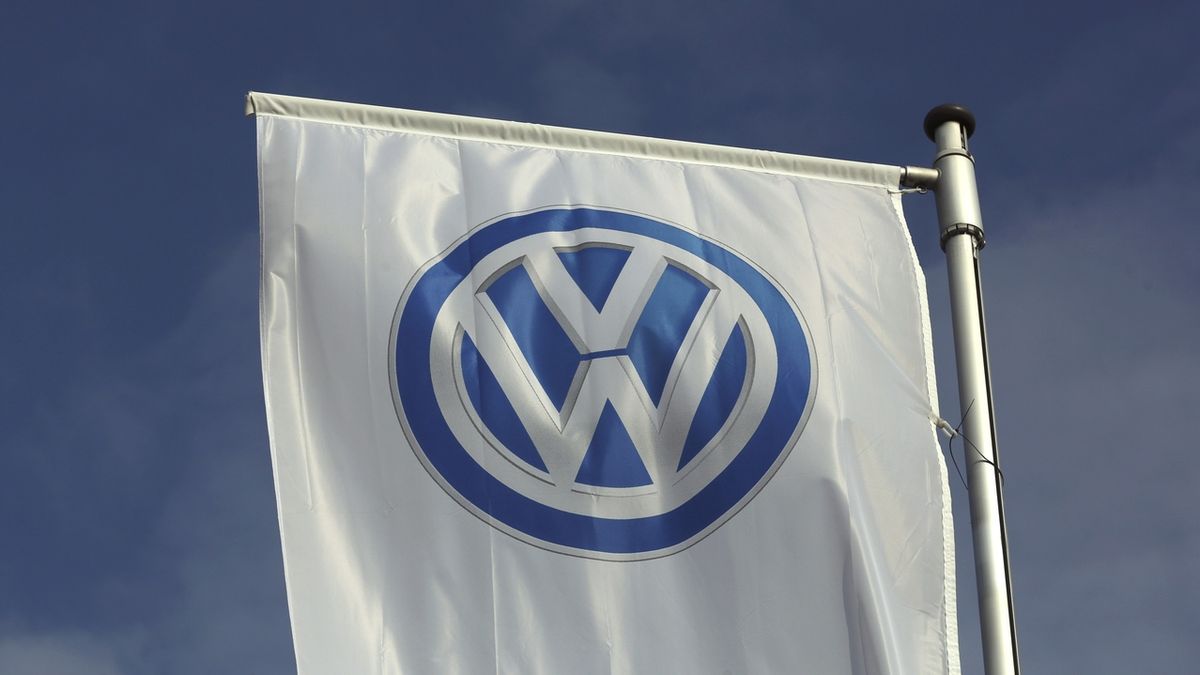 Vlajka Volkswagenu u autosalónu v německé Bochumi.