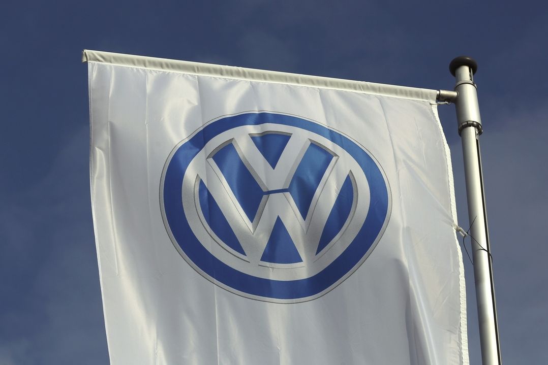 Vlajka Volkswagenu u autosalónu v německé Bochumi.