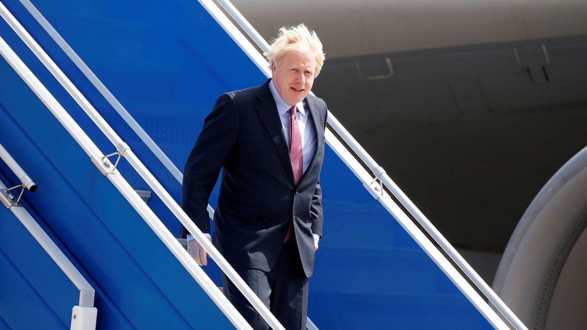 Boris Johnson při příletu na summitu G7